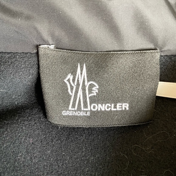 Moncler jacket, in perfect condition and barely worn. - Picture 9 of 9